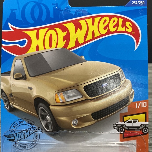 Hot Wheels | Hot Trucks #1 of 10: 1999 Ford F-150 SVT Lightning - 1:64 Scale - Picture 3 of 15
